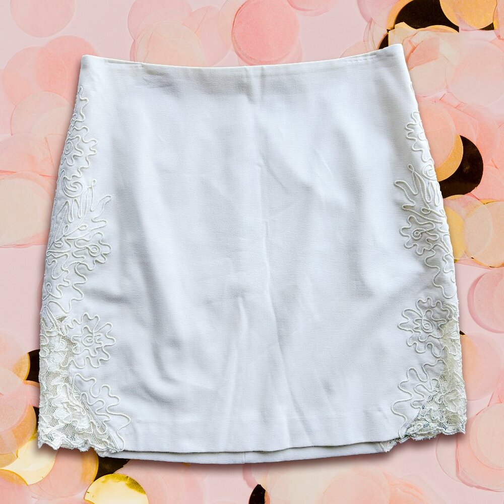 Cache Embroidered Skirt 🤍